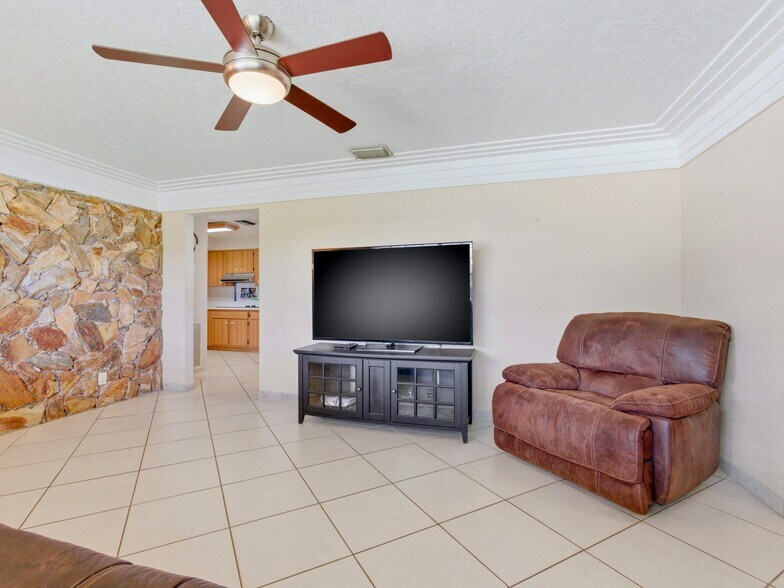 Building Photo - 6611 Venetian Dr