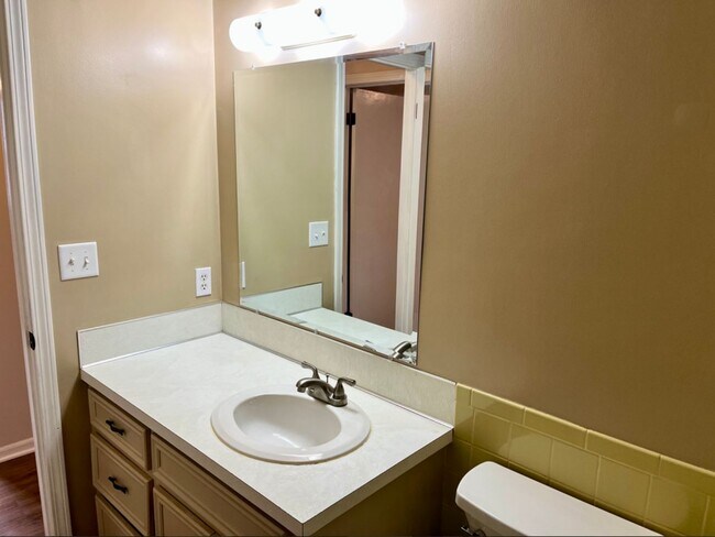Building Photo - 2 Bedroom Duplex In Wyoming Available Dece...