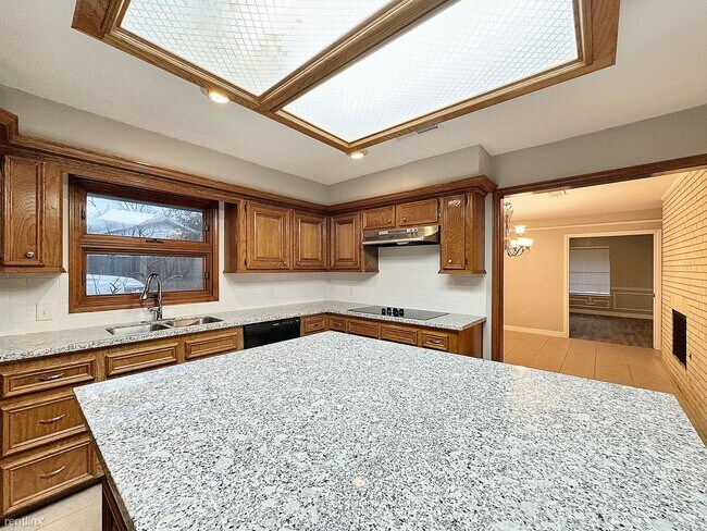 Building Photo - 3 br, 3.5 bath House - 4807 Country Club Vw