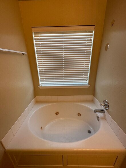 Building Photo - 809 Beechwood Way