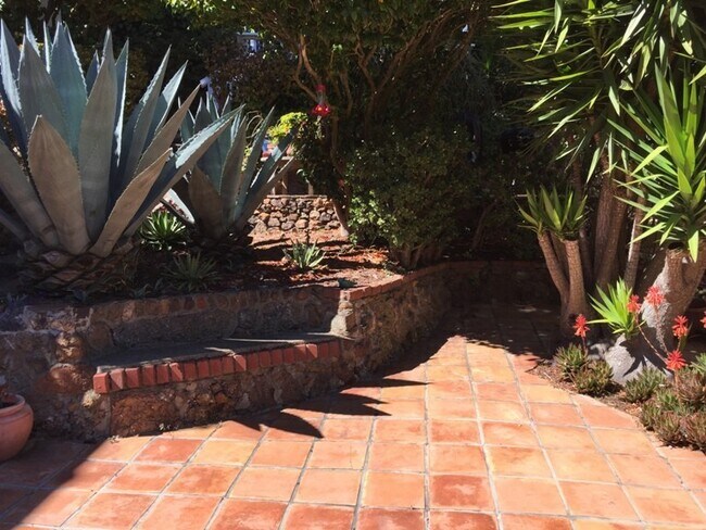 Building Photo - LowCres2