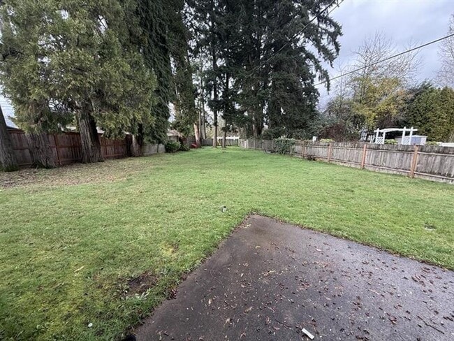 Building Photo - 163 NE Lincoln Ct