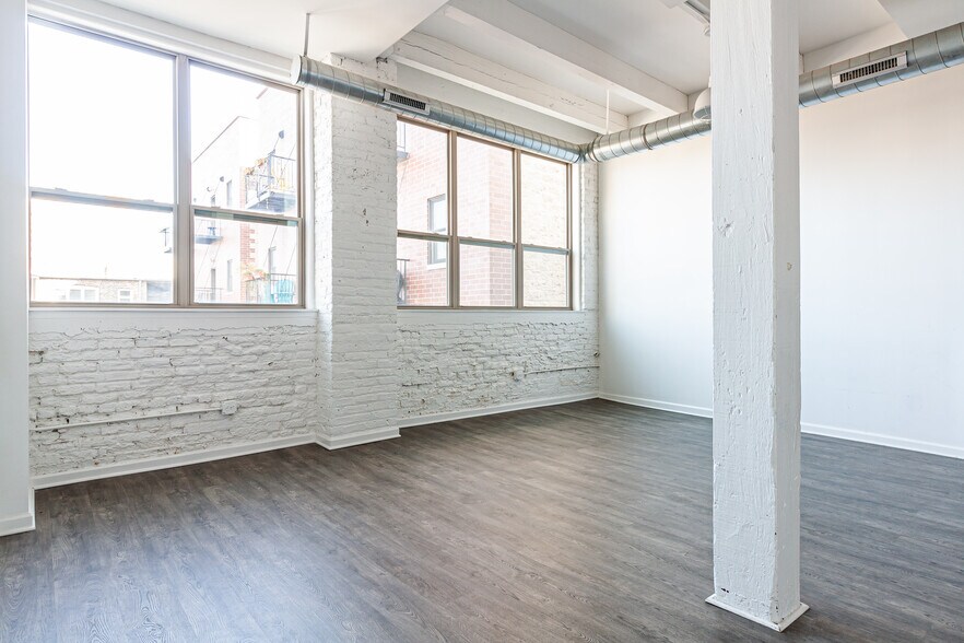 Building Photo - 932 W Dakin St
