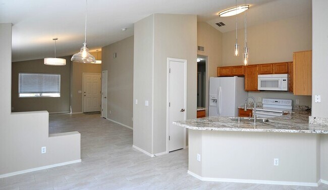 Building Photo - All tile 4 bedroom home in Oro Valley!