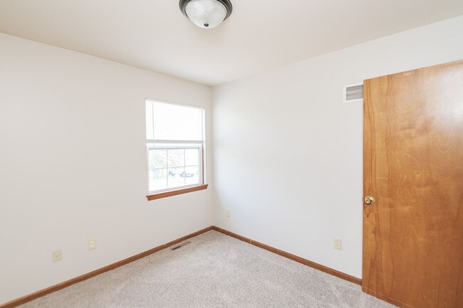 Building Photo - 3 bedroom / 2.5 bathroom Townhome for Rent...