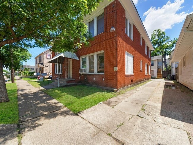Building Photo - 2411 Dunlavy St