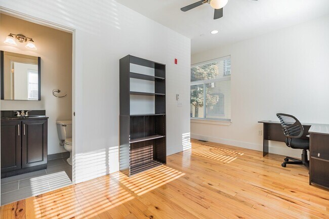 Building Photo - 910 N 19th St