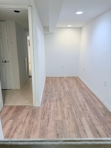 Building Photo - 428 S 57th St