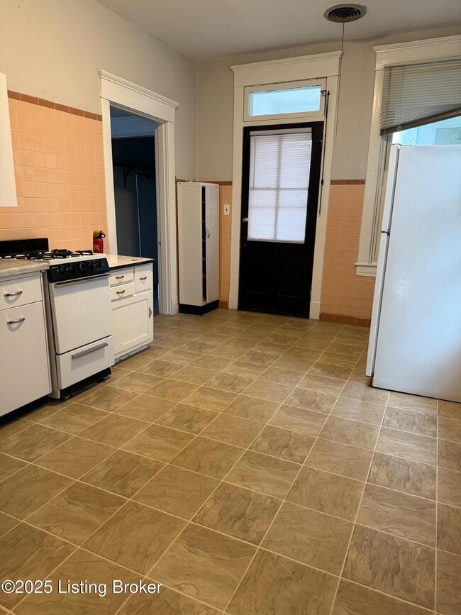 Building Photo - 1002 Charles St