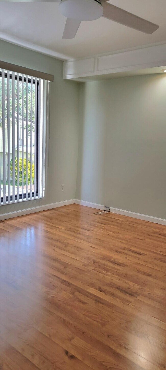 Building Photo - 323 Sandtree Dr