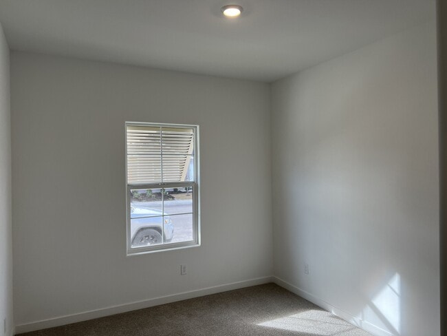 Building Photo - 9634 Maple Ter Ln