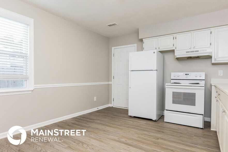 Building Photo - 405 Pineland Ave