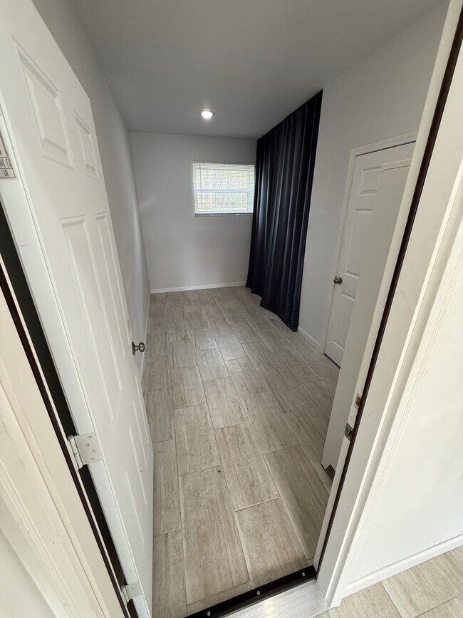 Building Photo - Spring Special! ONE MONTH FREE RENT! Moder...