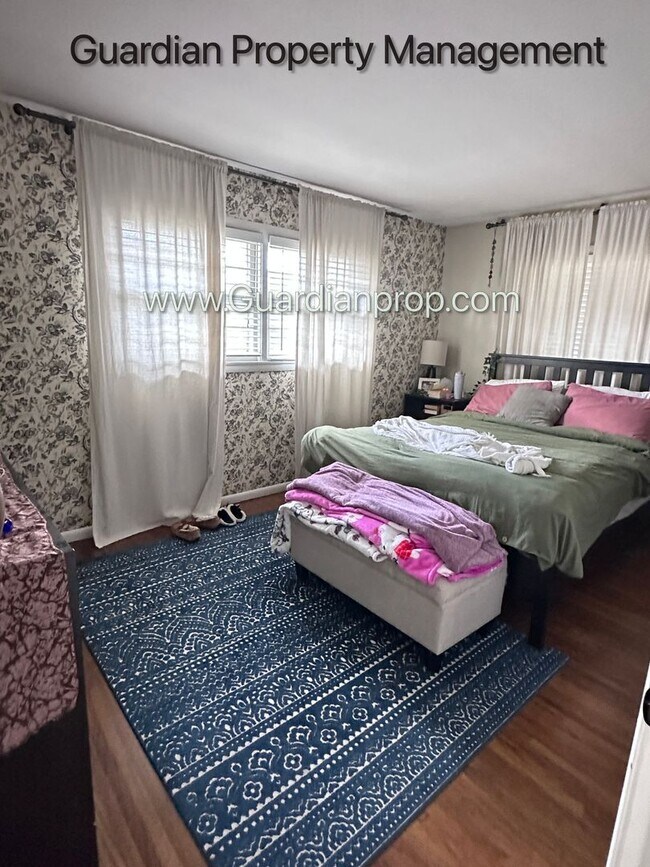 Building Photo - St Louis Park Single Family Home, Fenced In yard, Washer/Dryer, Fenced 1 Car Garage