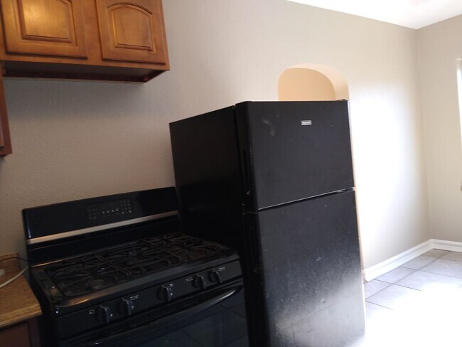 Building Photo - Charming Large 1 Bedroom in the Heart of the City