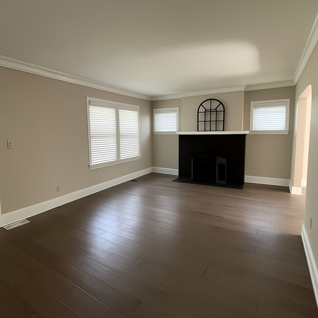 Building Photo - Immediate Move In or Nov 1st Beautiful 3 B...