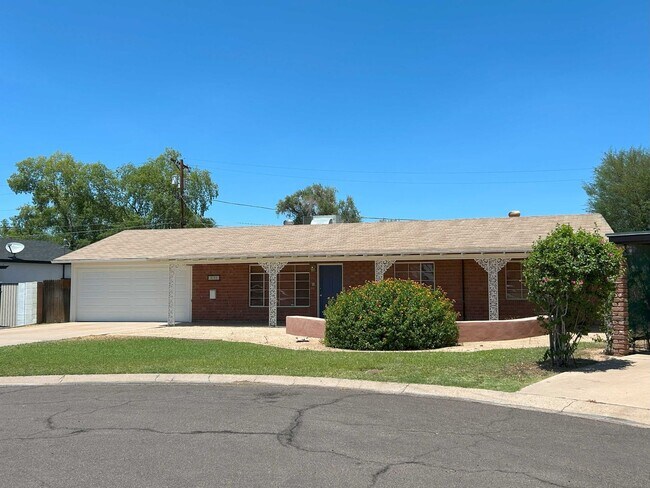 Building Photo - BEAUTIFUL RED BRICK HOME ON A LARGE CUL-DE...