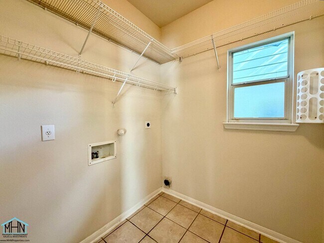 Building Photo - 518 Willow Grove Dr