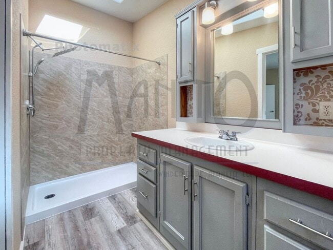 Building Photo - Spacious Modern 2 Bedroom Home