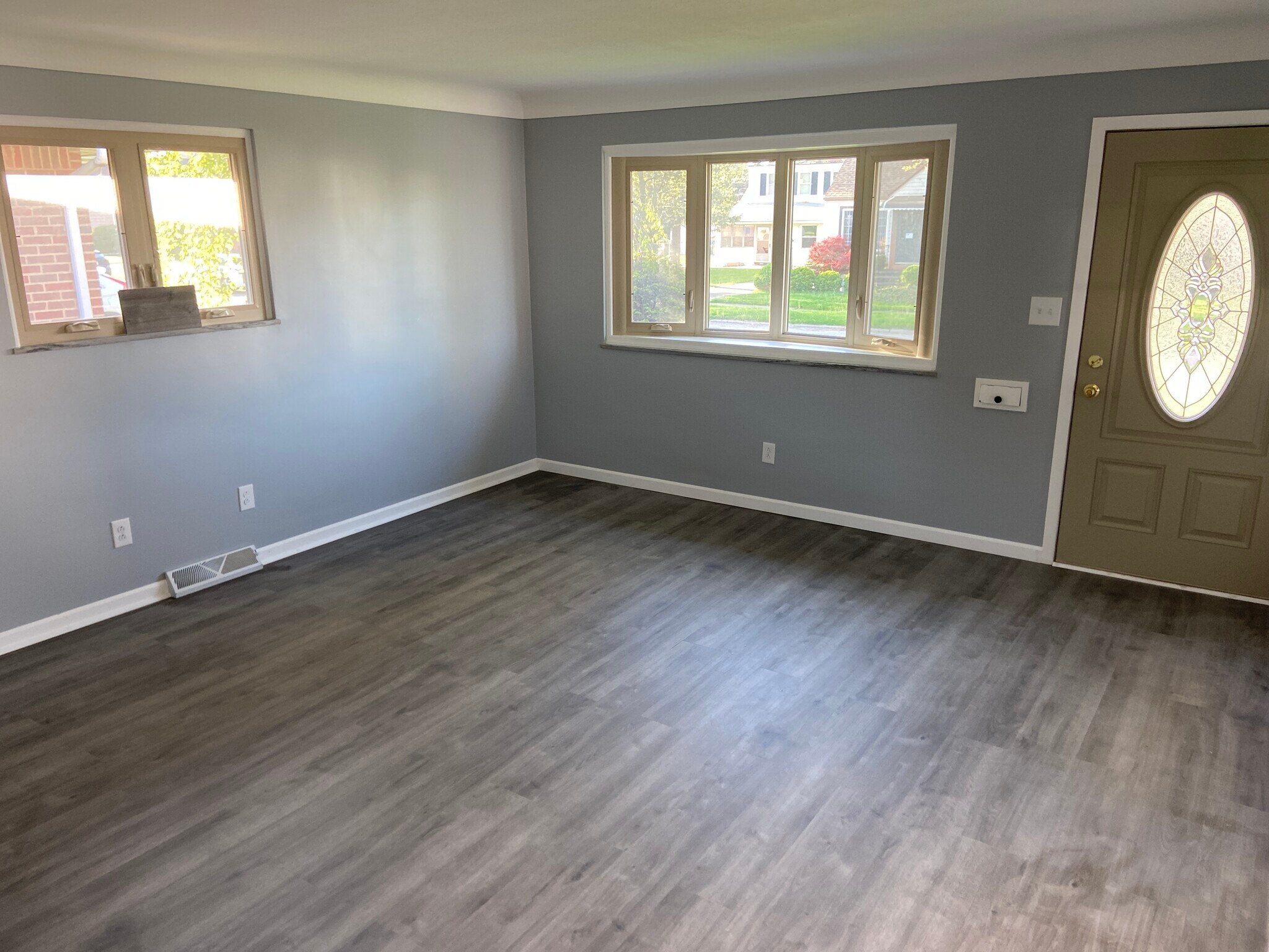 Living room - 3303 Wellington Ave