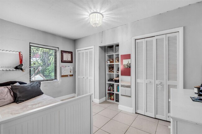 Building Photo - 1642 SW 16th St