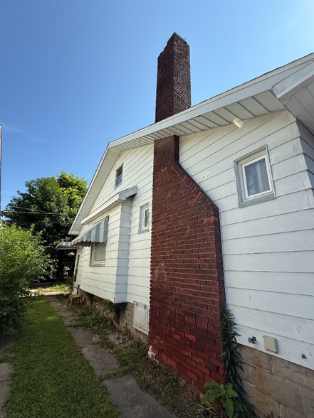 Building Photo - 1090 W Marietta St