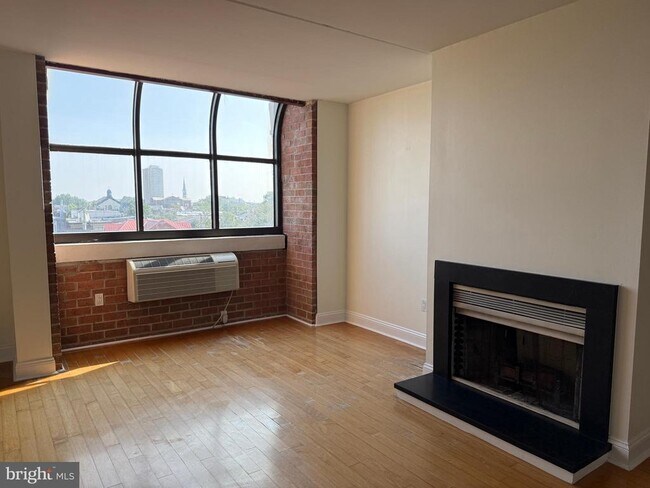 Building Photo - 200-10 Lombard St