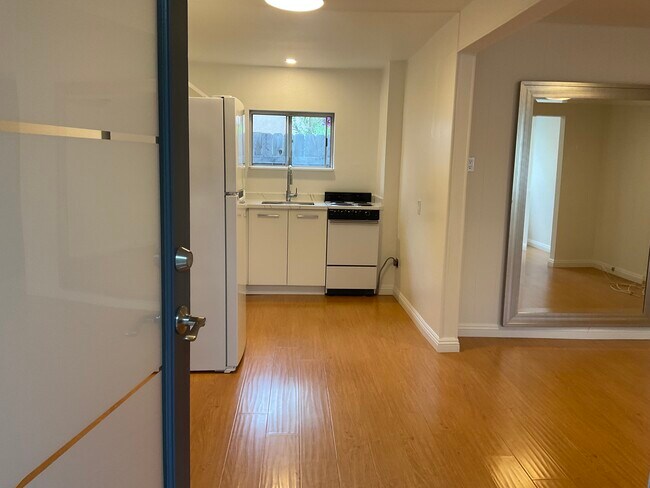 Unit vacant and unfurnished - 1795 San Pasqual St