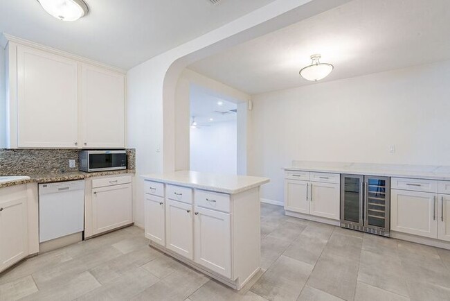 Building Photo - Fully Remodeled 3 Bed 2 Bath + Workshop wi...