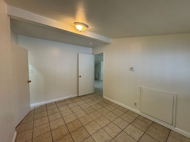Building Photo - One Bed, One Bath Upstairs Apartment in Ce...
