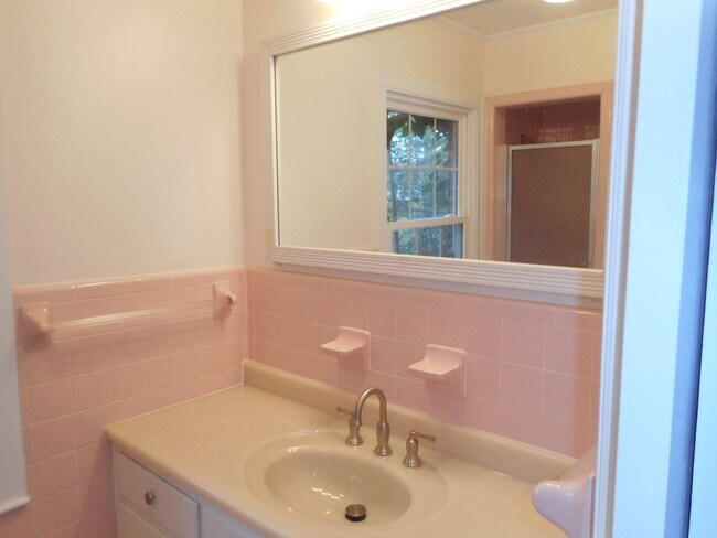 Building Photo - Beautiful 4 Bedroom 2 Bath Ranch Home on India Hook