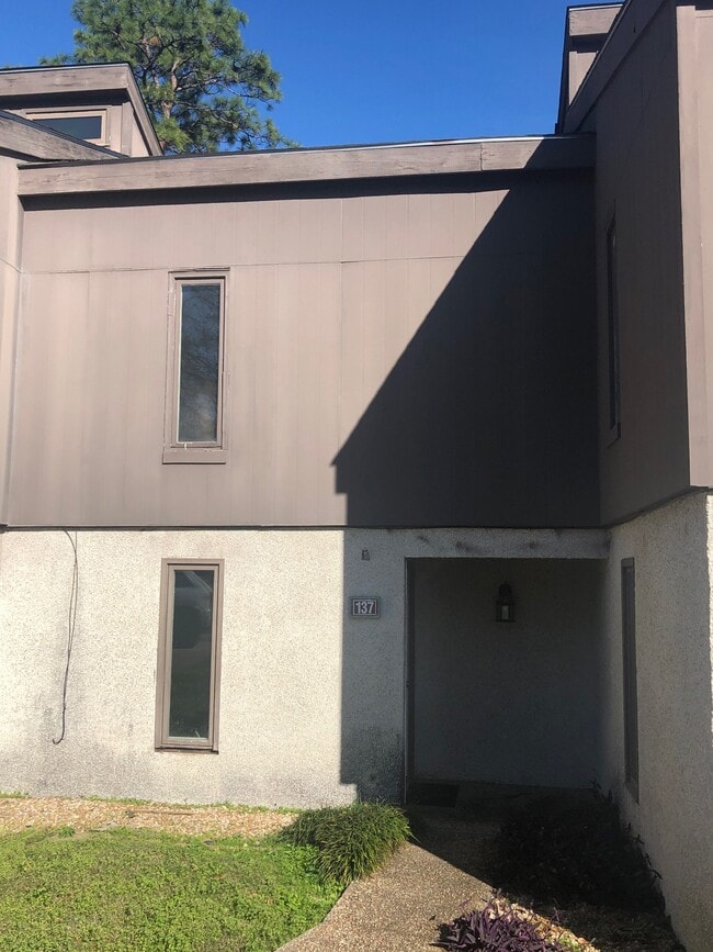 Primary Photo - 137 Valley Rd