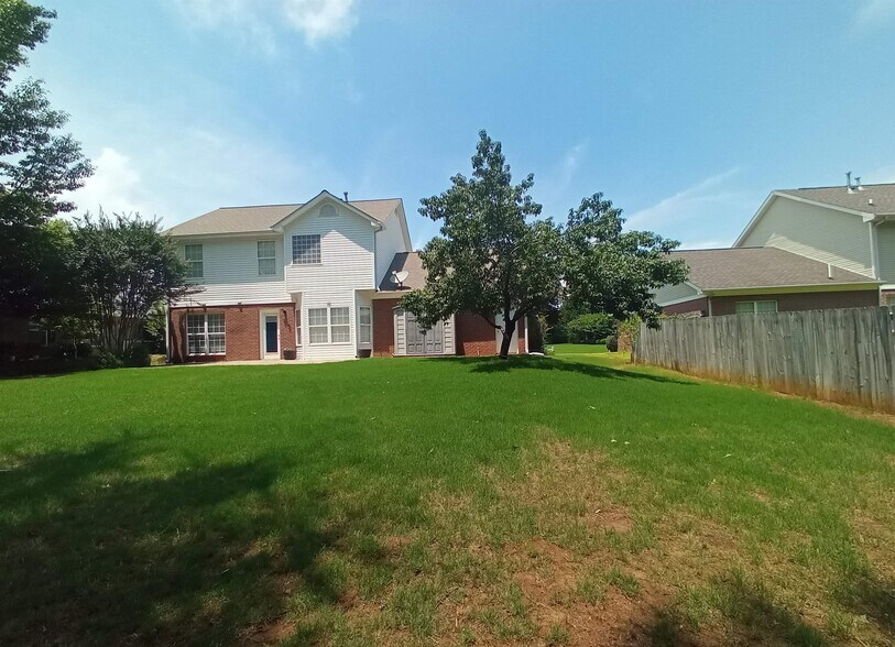 Building Photo - 105 Knotting Pl