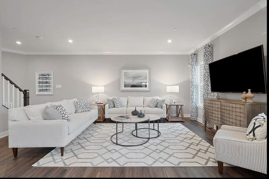 Building Photo - 300 Plaza Dr