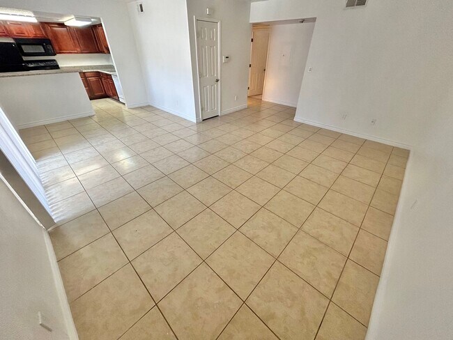 Building Photo - ADORABLE 2 BEDROOM 2 BATHROOM 1ST FLOOR CONDO