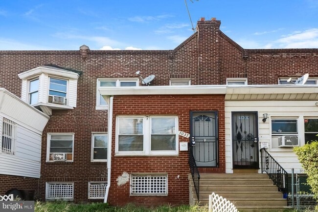 Primary Photo - 7037 Elmwood Ave