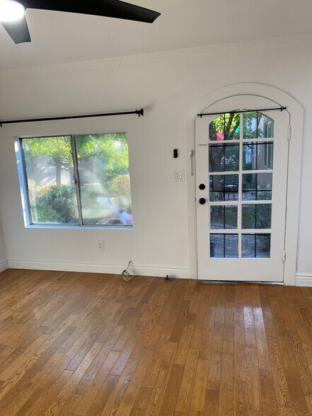 Building Photo - 940 1/2 N Serrano Ave