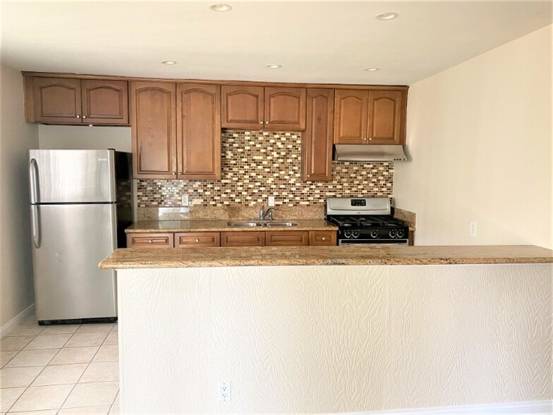 Building Photo - 250 Cliff Dr