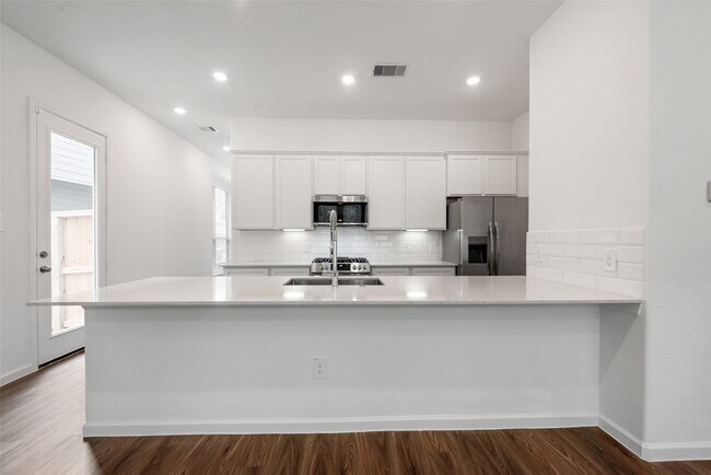 Building Photo - 653 Royal Arch Dr
