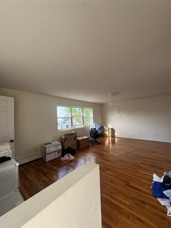 Building Photo - 171-30 104th Ave