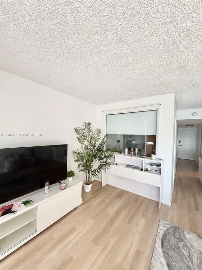 Building Photo - 999 Brickell Bay Dr