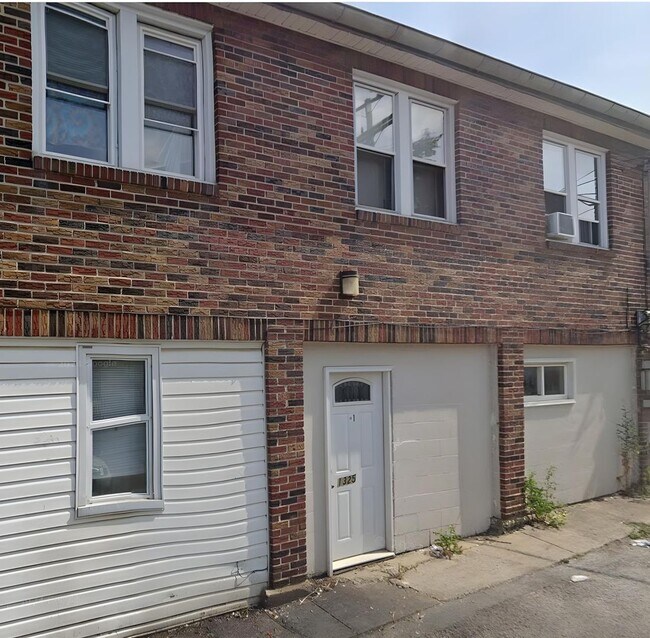 Building Photo - 1325 W Poplar St