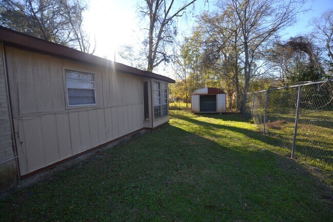 Building Photo - Housing Vouchers Accepted!!!  Location!  Newly updated, 4 bedroom, 2 bath home in historic Beechw...