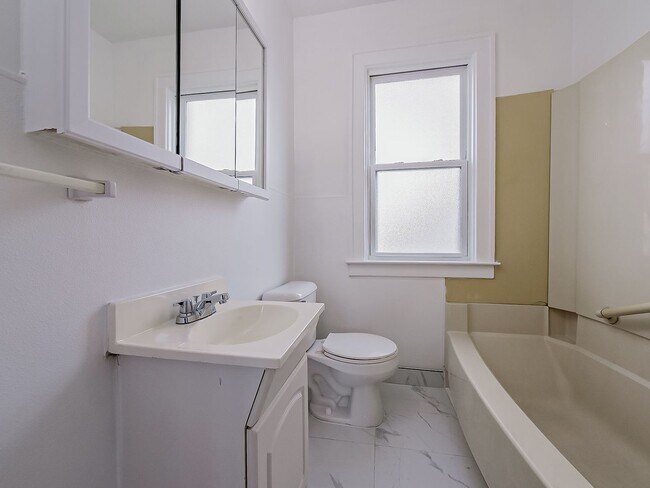 Building Photo - AVAILABLE NOW! SECTION 8 APPROVED! Charming 3-Bedroom Home in Warren!