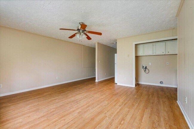 Building Photo - 906 N LBJ Dr