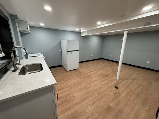 Building Photo - Spacious 1BR Single-Family Near 55th & Whipple — Heat & Hot Water Included