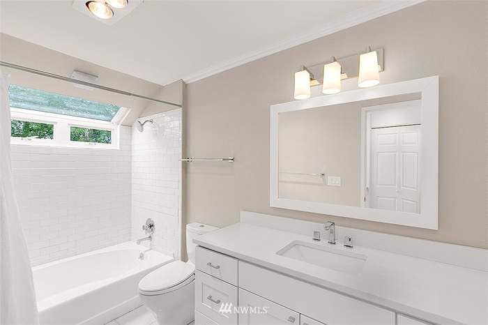 Master Bathroom - 202 W Olympic Pl