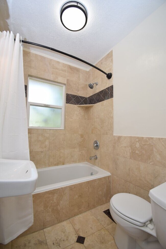 Building Photo - Cute 3 Bed 2 Bath Home in Sugarhouse!!!