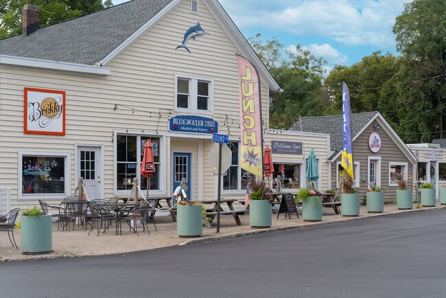 Building Photo - 27 Oak St