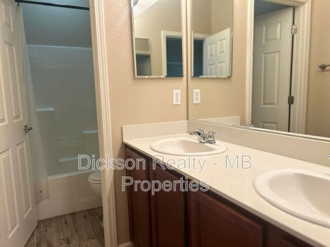 Building Photo - 10724 Grayslake Dr